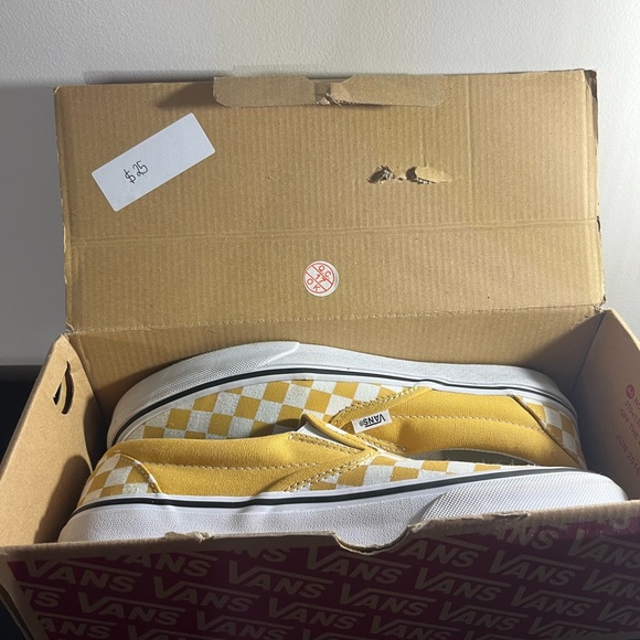 brand is vans. Size is 10.5 in women’s. Color is white and yellow. - Picture 4 of 5